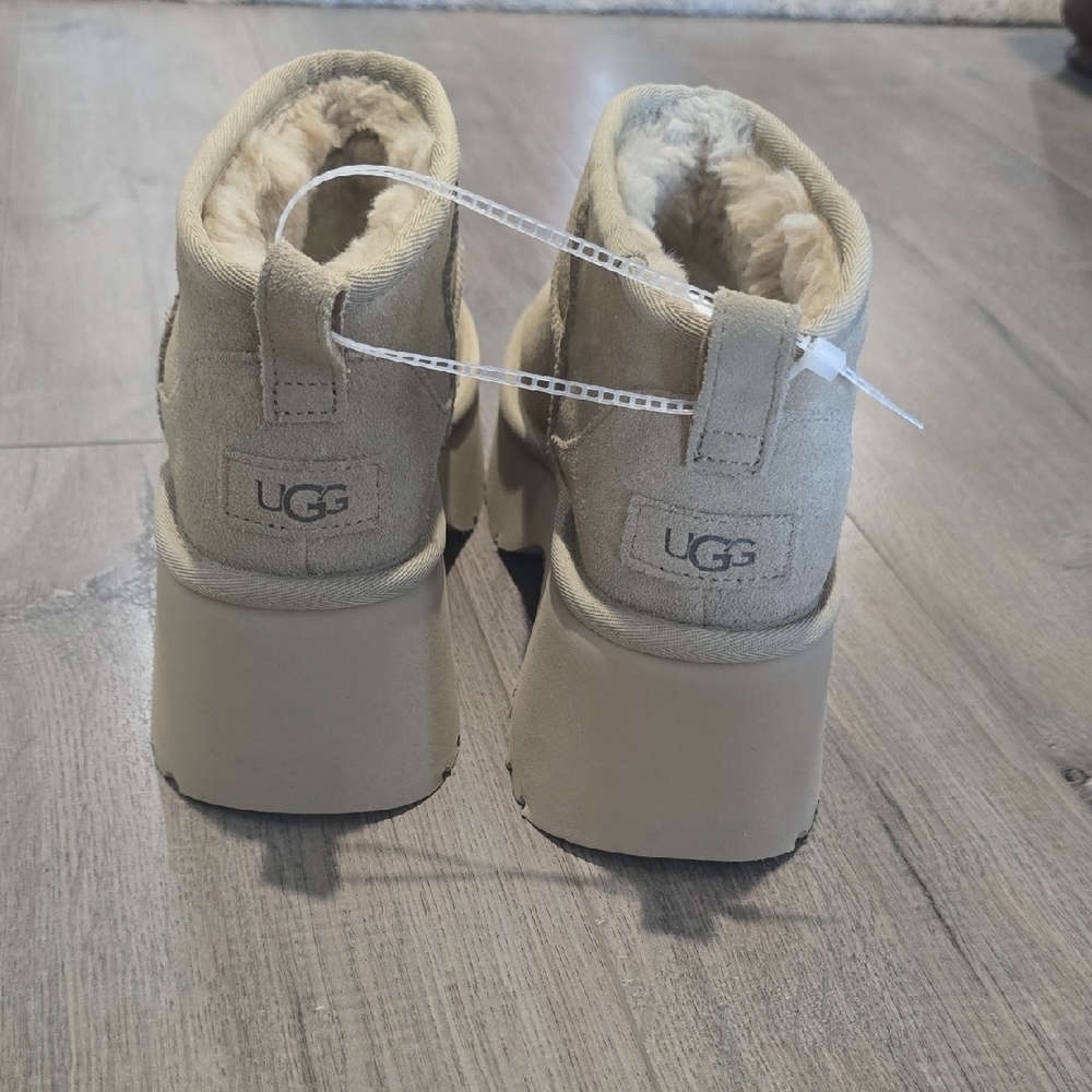 UGG Women Block Platform Boots New W/O Tag - Picture 2 of 3